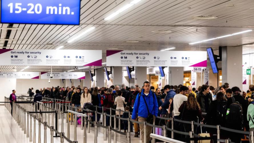 Beveiligers Schiphol doen morgen en overmorgen aan ministakingen van een kwartier