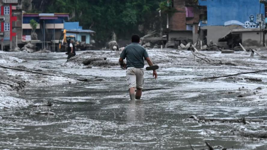 Reddingsteams zoeken door in Nepalese nacht, vrees voor veel meer slachtoffers