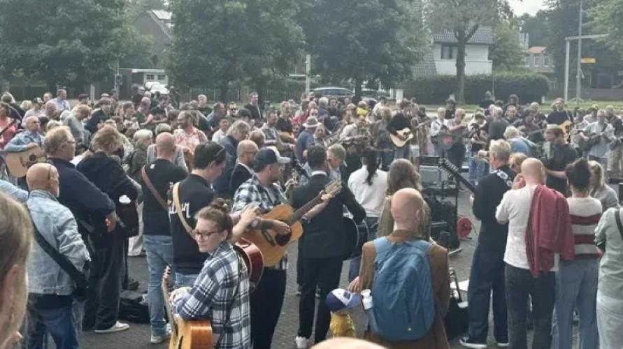 250 gitaristen brengen in Hilversum ode aan jubilerend bluesalbum John Mayer