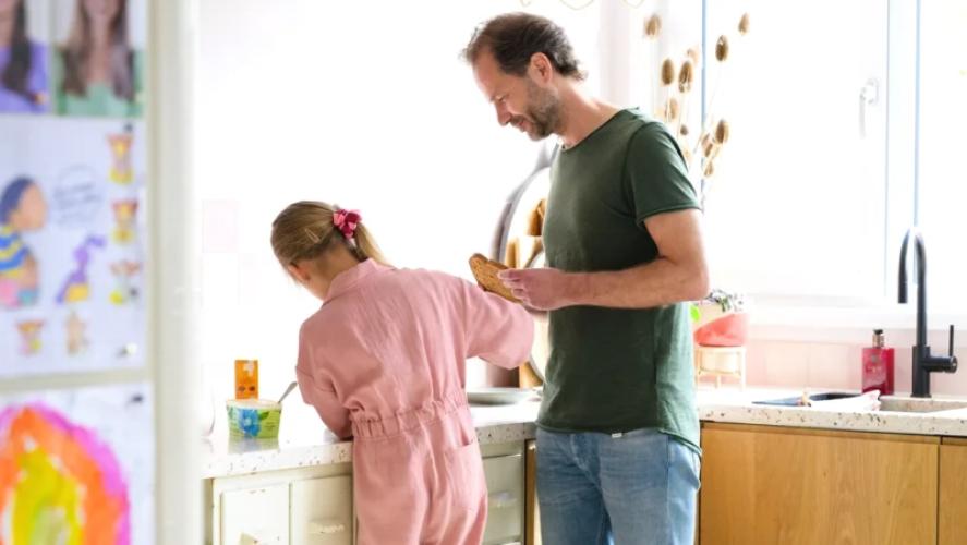 Aantal werkenden vlakt af, mannen werken minder