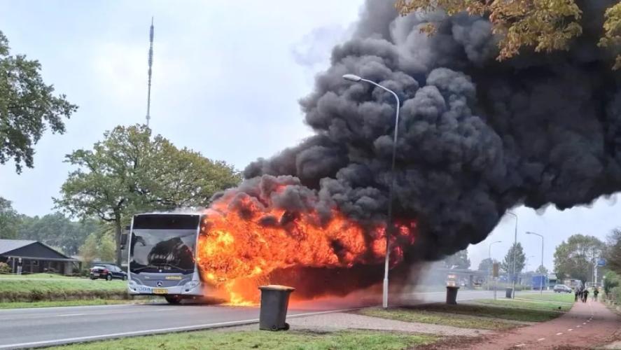 Lijnbus uitgebrand in Hoogersmilde, passagiers komen met de schrik vrij