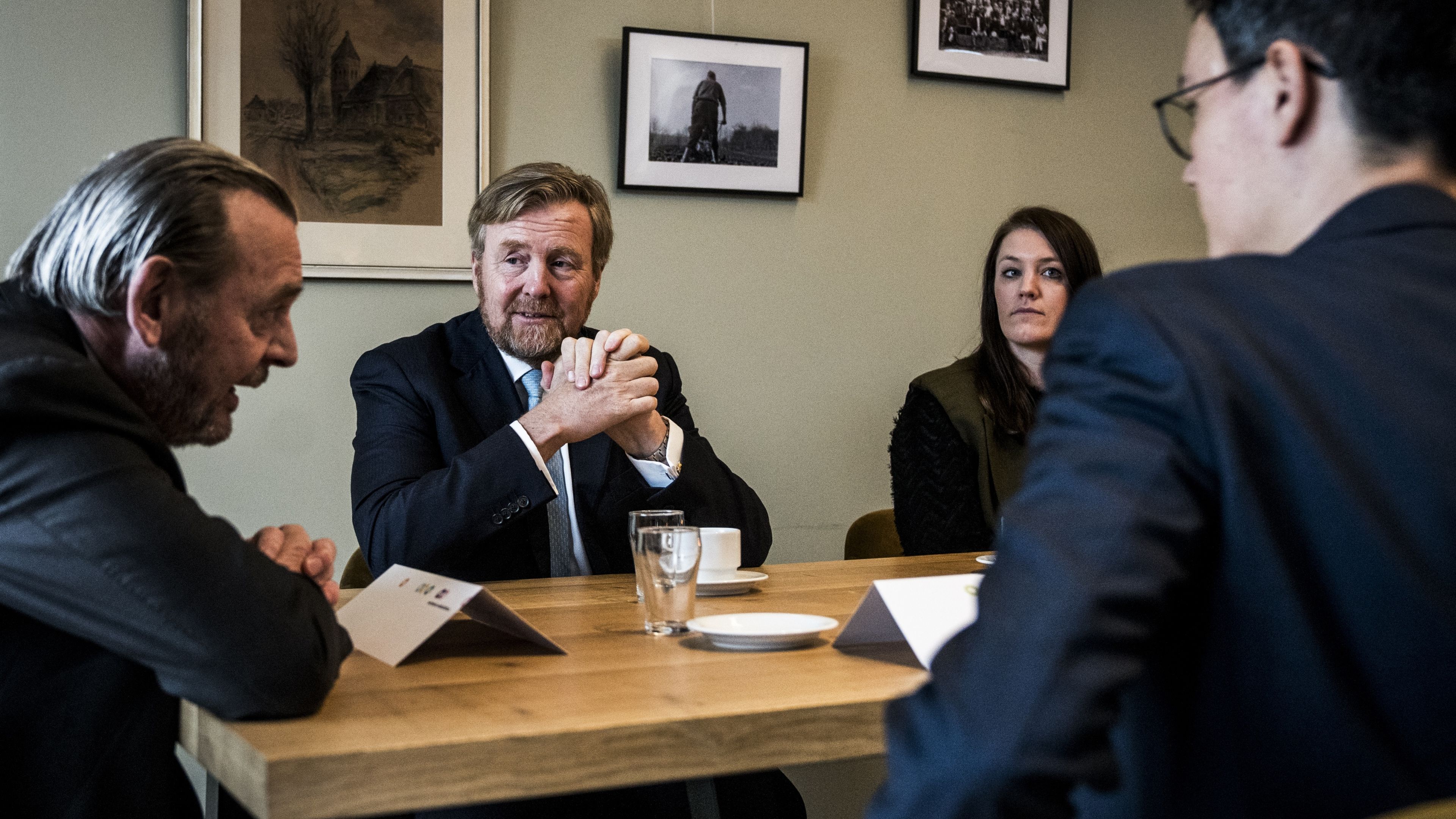 Koning bezoekt door bevingsschade getroffen Groningers: 'Triest om te zien'