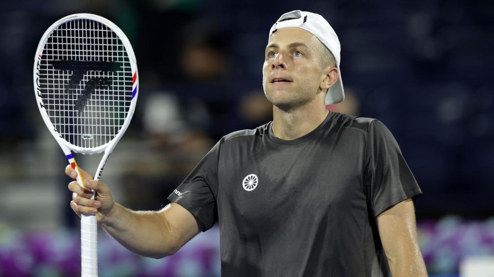 Griekspoor is Mensík de baas en dringt door tot halve finales in Dubai