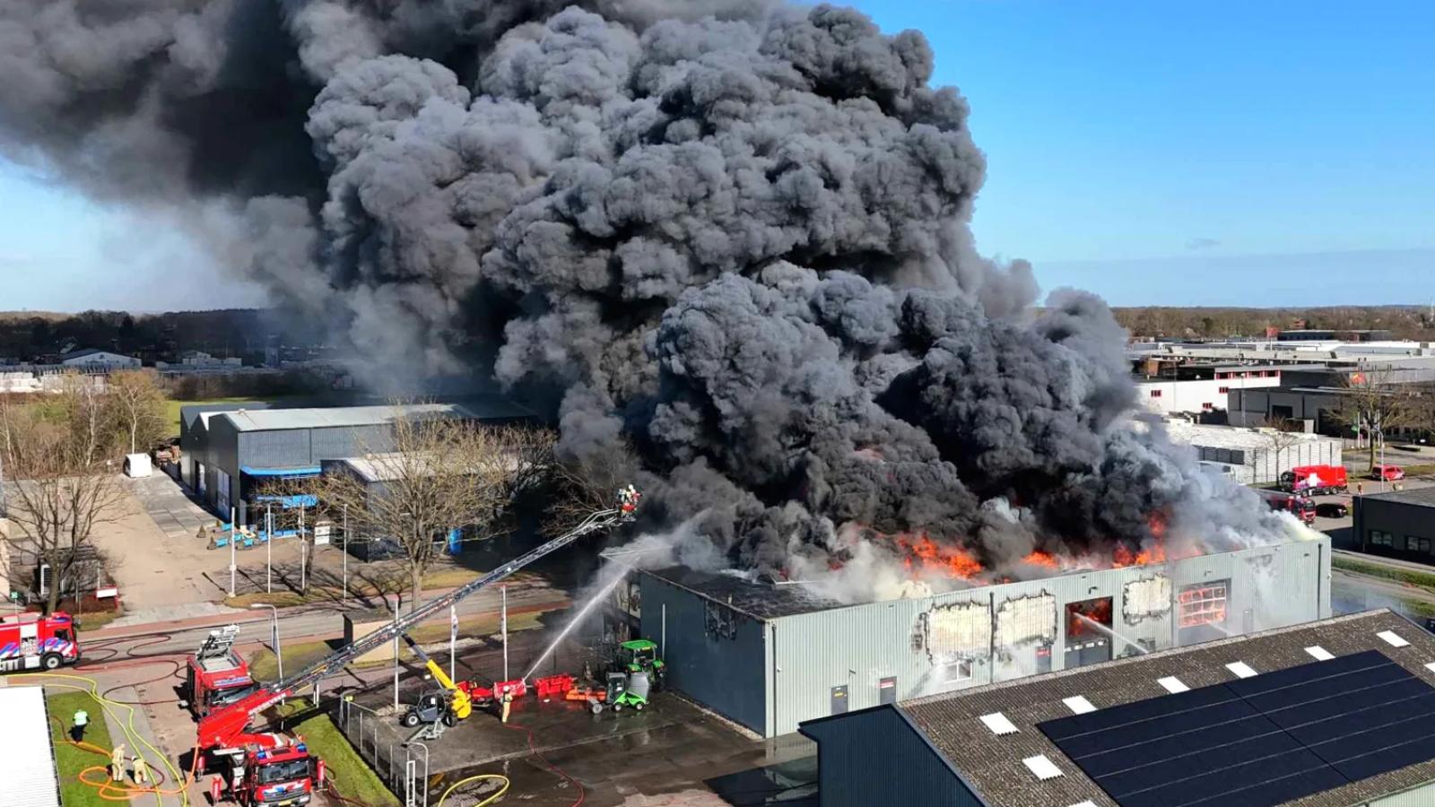 Verwoestende brand legt industrieel pand in Hoogeveen in as, geen slachtoffers