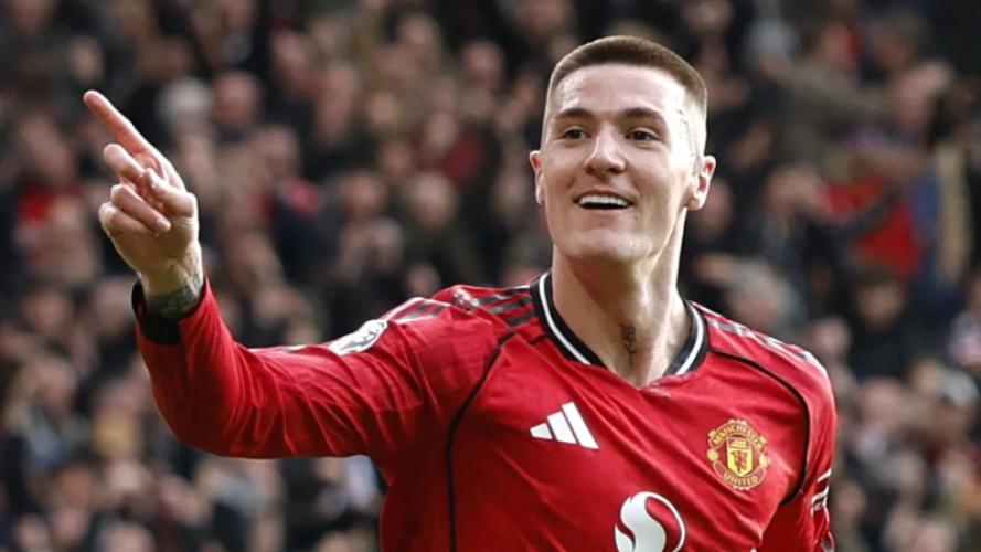 United stijgt naar derde plek door zege op Crystal Palace, Spurs weer onderuit