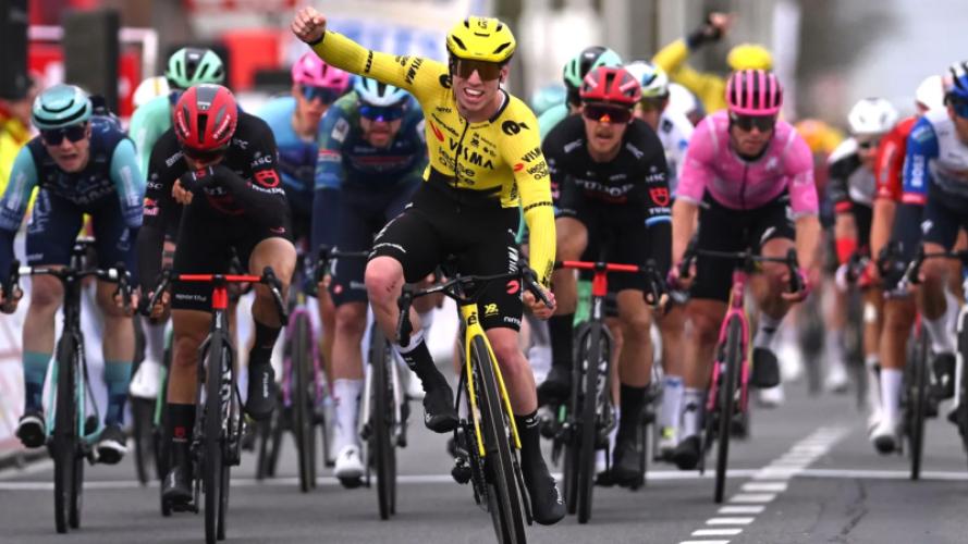 Visma-talent Brennan (20) wint semi-klassieker Kuurne-Brussel-Kuurne met machtige sprint