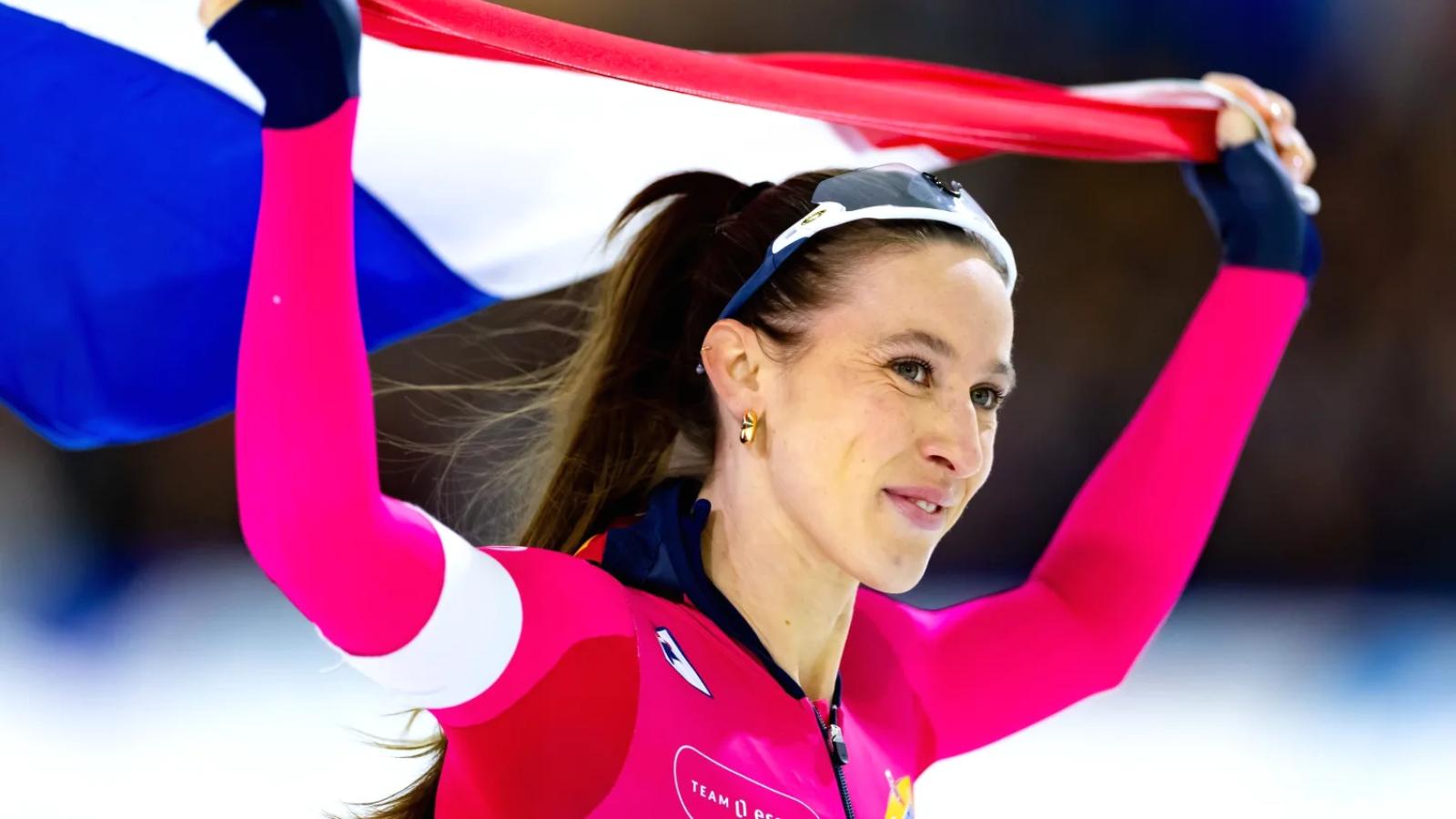 Schulting overtuigend Nederlands kampioene sprint, Botman leidt bij de mannen