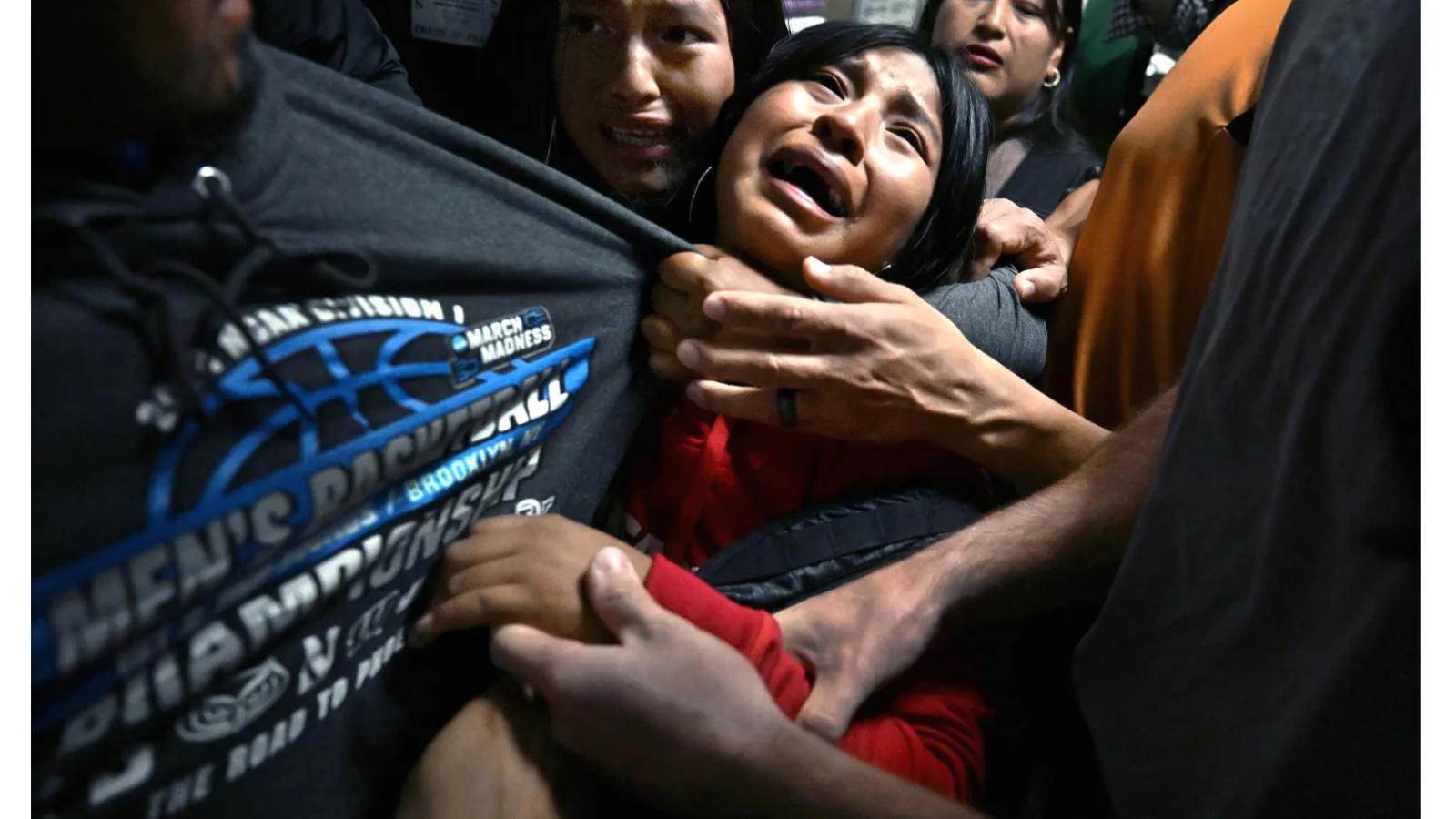 Moment dat immigrantengezin in VS uit elkaar wordt gehaald is foto van het jaar