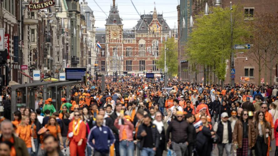 Grote steden tevreden over 'rustigere' Koningsdag, wel veel rommel