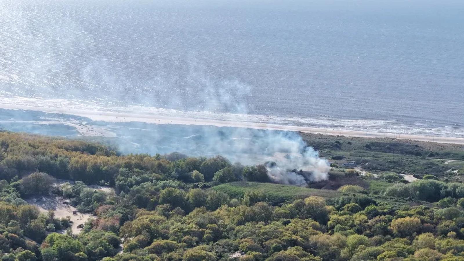 Grote brand in Haagse duinen, NL Alert om gebied te verlaten