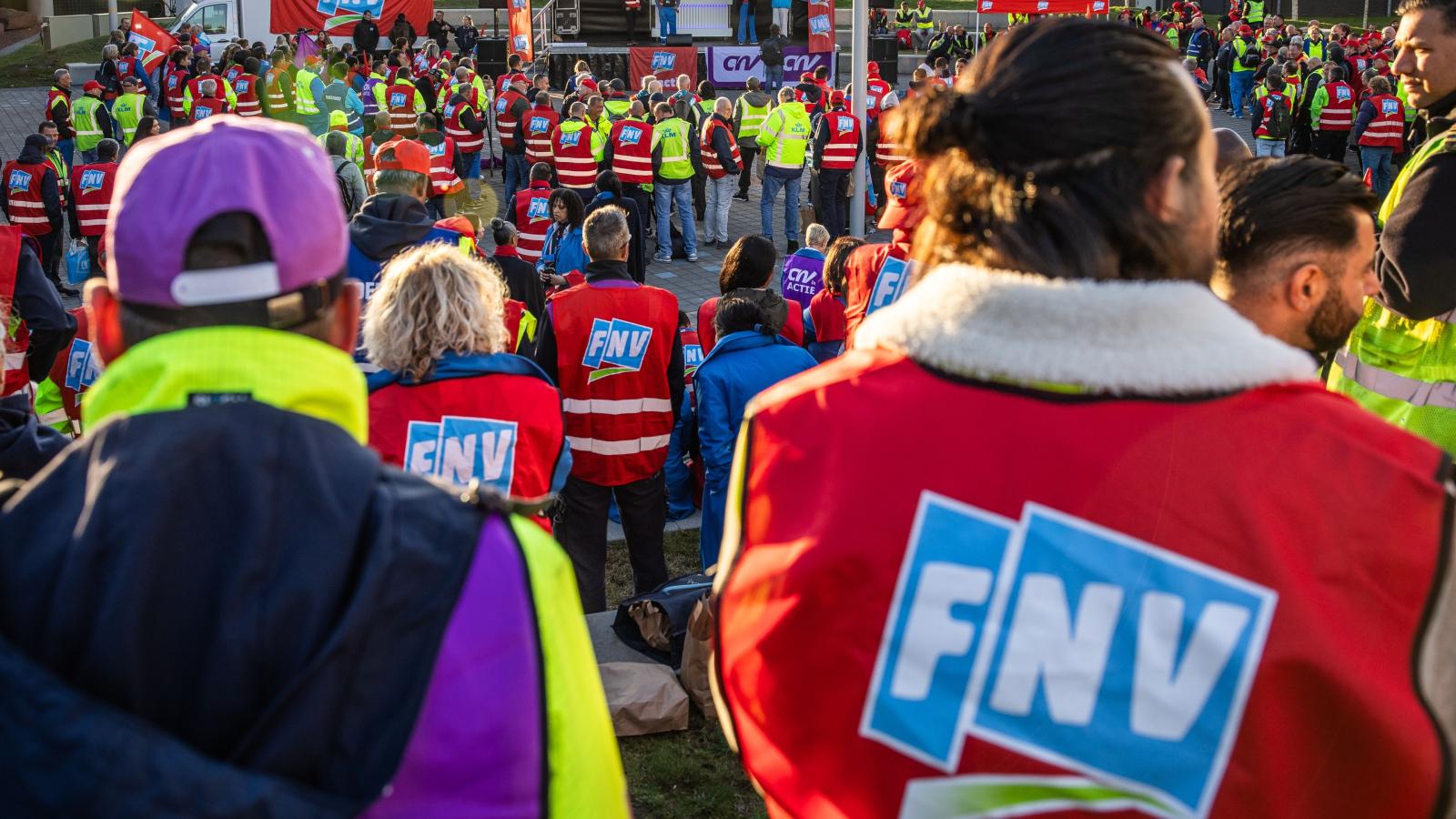 Rijksambtenaren leggen dinsdag hun werk neer 