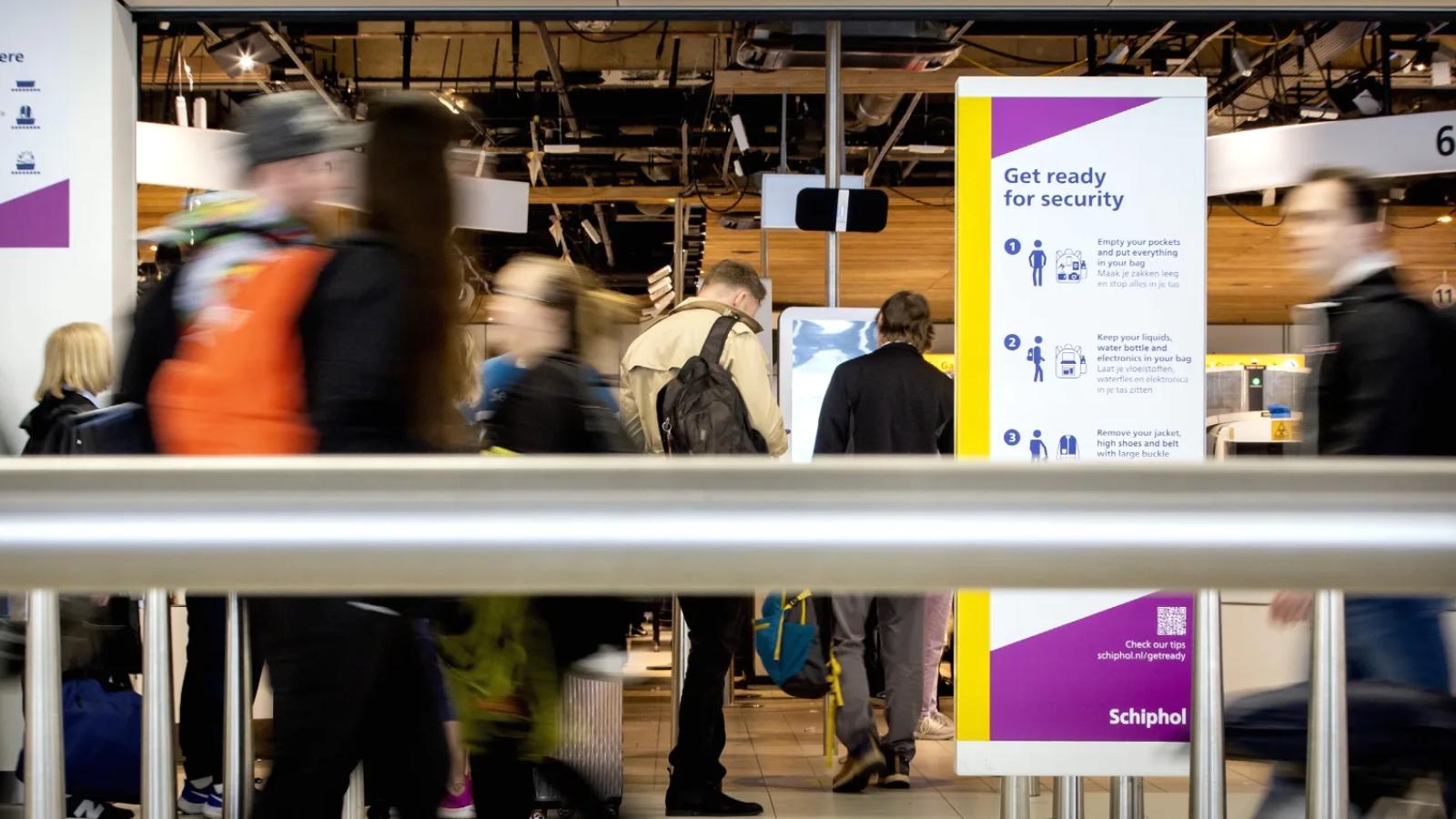 Tweede Kamer: posters op Schiphol niet genoeg tegen verminking meisjes