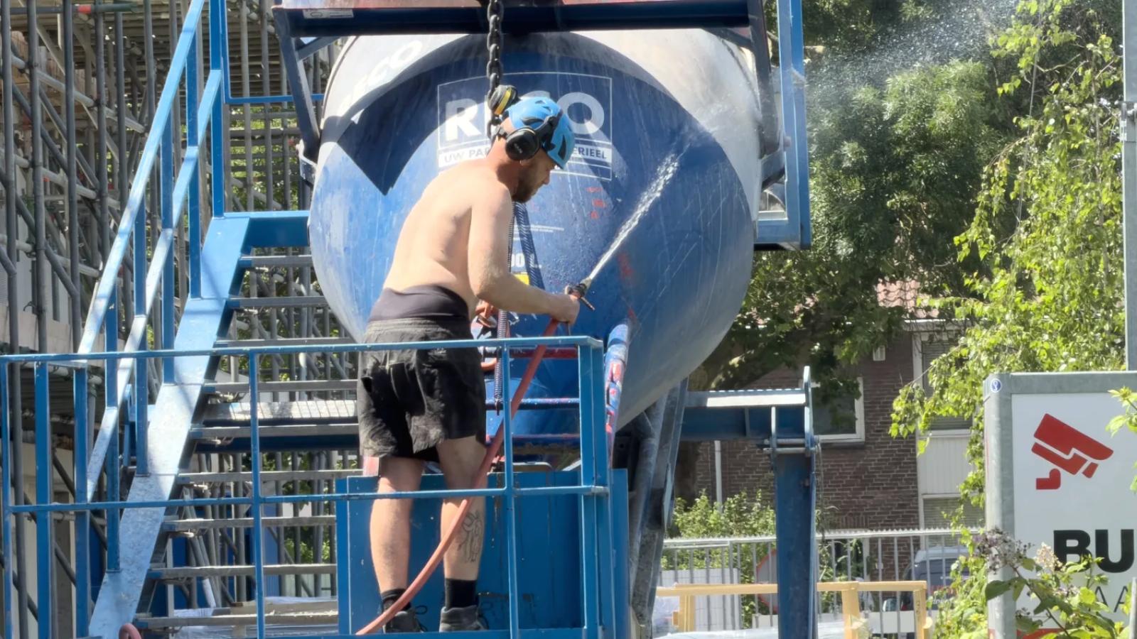 Pauzes, water en goede planning, hoe werkend Nederland zich door de hitte sleept