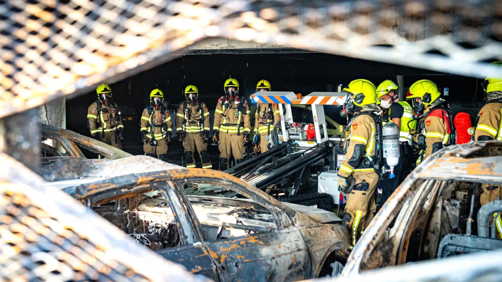 Brand in parkeergarage Rotterdam is bijna niet uit te krijgen
