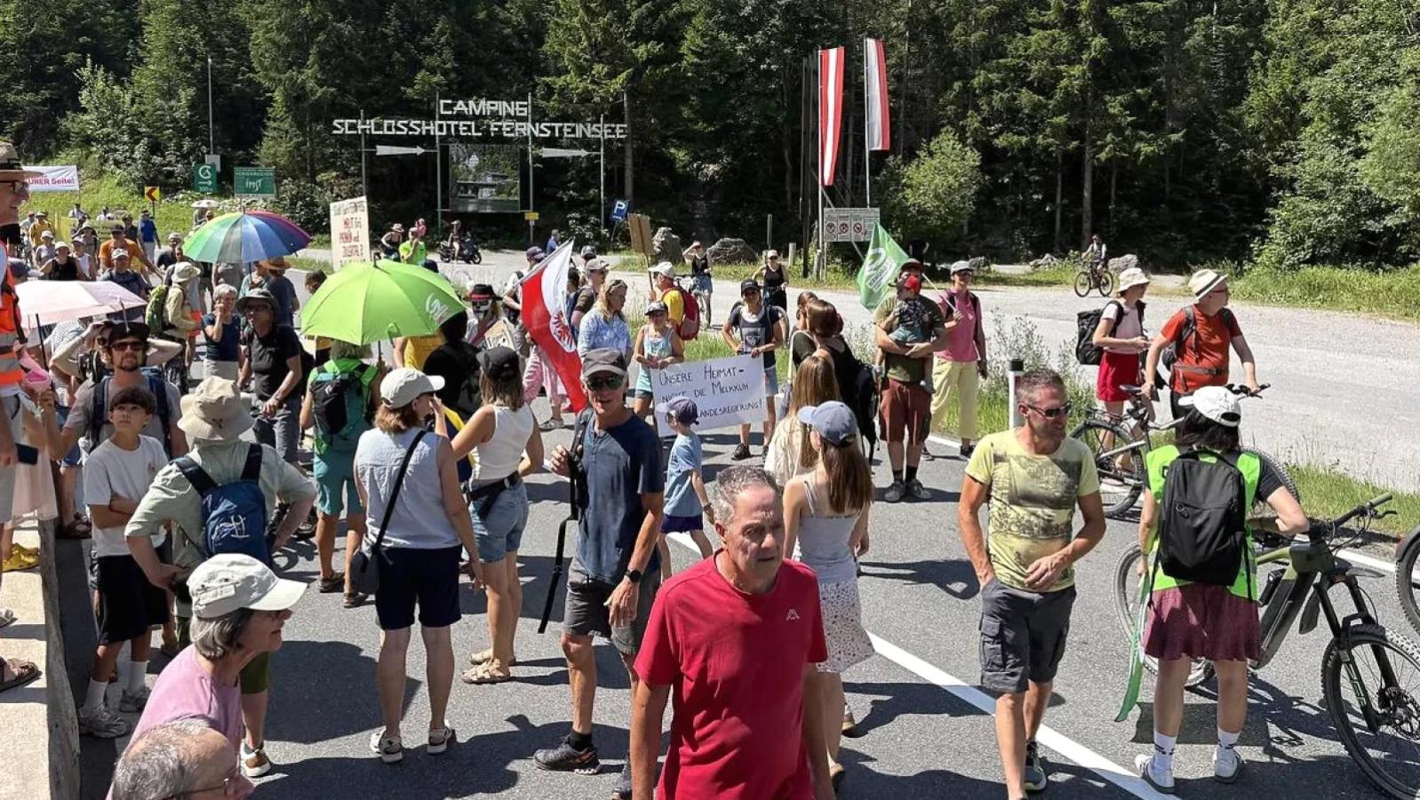 Drukke Fernpas in Oostenrijk dicht door demonstratie van omwonenden