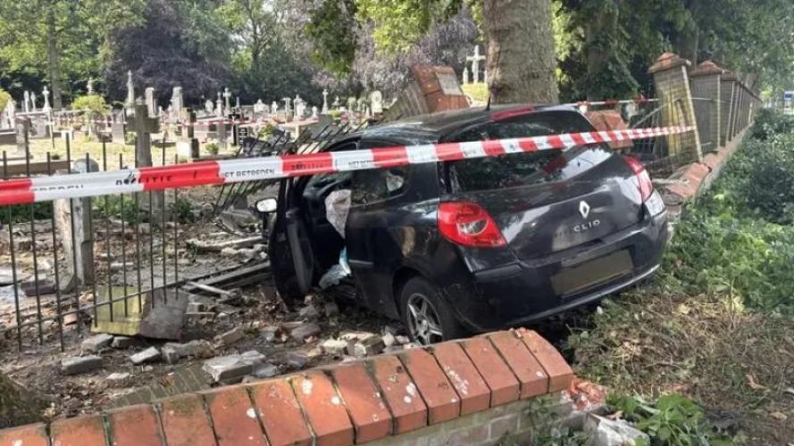 Auto belandt op kerkhof Gemert, vijf graven vernield