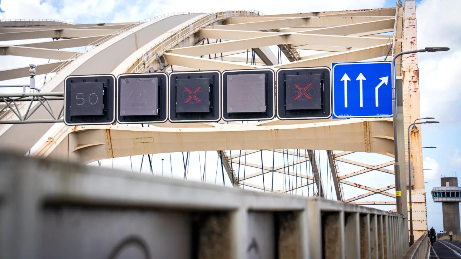 Landelijke storing Rijkswaterstaat, probleem met bruggen, tunnels en rode kruizen