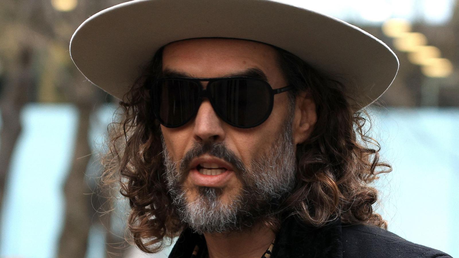 Russell Brand spreekt nieuwe beschuldigingen van verkrachting tegen